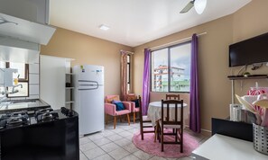 Eenvoudig appartement | Privékeuken | Kookgerei, borden en bestek