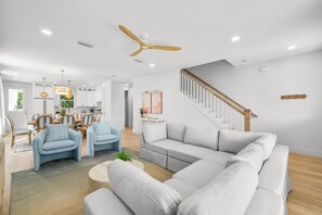 Smart-TV, Tischfußball, Bücher