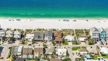 Chaises longues, serviettes de plage