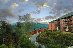 Exterior - Spacious 4-bedroom condo with waterpark included in charming Gatlinburg (Gatlinburg)