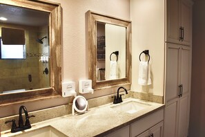 Doccia, asciugacapelli, asciugamani, carta igienica