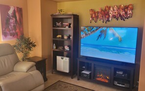 Smart-tv, een open haard, een dvd-speler en een printer