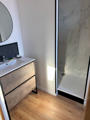 Dusche, Handtücher, Seife, Toilettenpapier
