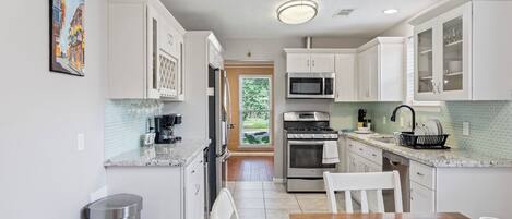 Micro-ondes, four, plaque de cuisson, lave-vaisselle