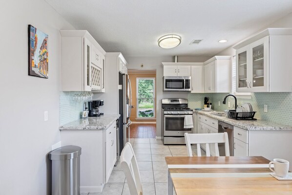 Mikrowelle, Ofen, Herdplatte, Geschirrspüler