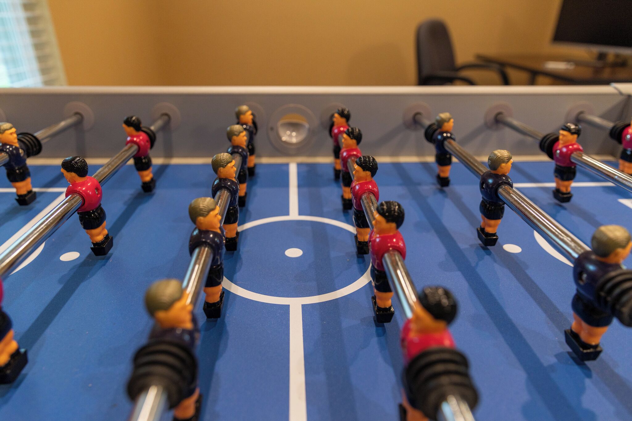 Una mesa de fútbol de mesa con fichas de distintos colores.