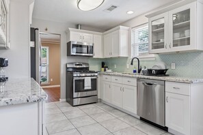 Mikrowelle, Ofen, Herdplatte, Geschirrspüler