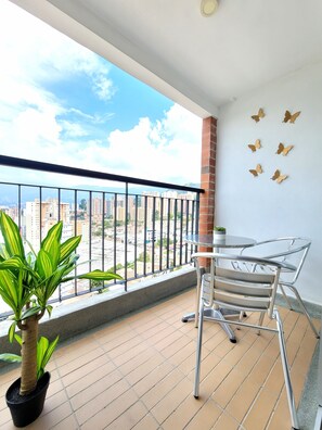 Outdoor dining - Modern High-Rise 2/2 Apartment with City View. (Sabaneta)