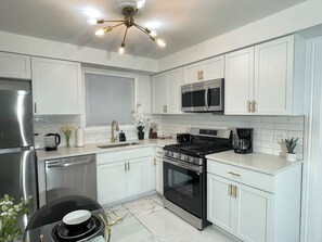 Microondas, horno, placa de cocina y lavavajillas