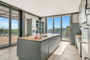 Kühlschrank, Mikrowelle, Ofen, Herdplatte