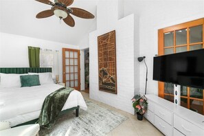 5 bedrooms, iron/ironing board, internet, bed sheets