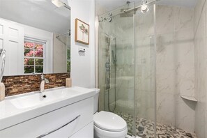 Haartrockner, Handtücher, Seife, Toilettenpapier