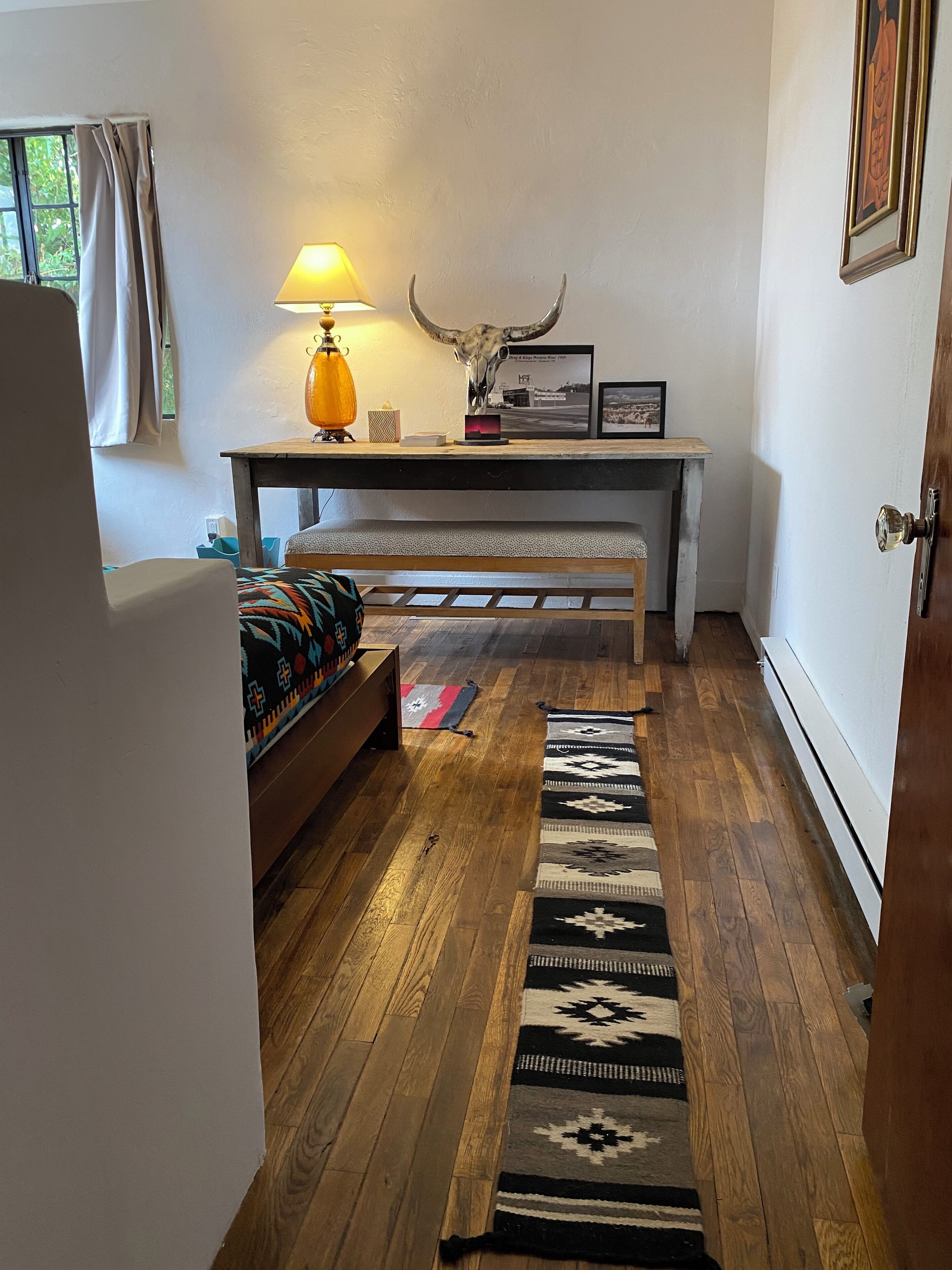 2 slaapkamers, een bureau, een strijkplank/strijkijzer, gratis wifi