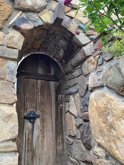 2 bedroom artful Castle in the Heart of Tucumcari! Walk to restaurants & museums