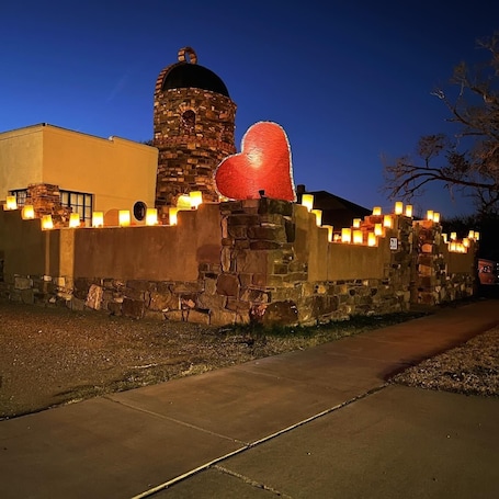 Áreas de la propiedad. 2 bedroom artful Castle in the Heart of Tucumcari! Walk to restaurants & museums