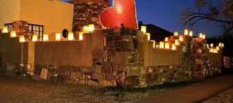 2 bedroom artful Castle in the Heart of Tucumcari! Walk to restaurants & museums