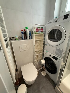 Shower, hair dryer, towels, soap - Cosy apartment in the heart of the XIth arrondissement, near Bastille (Paris)