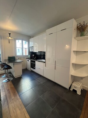 Micro-ondes, four, plaque de cuisson, lave-vaisselle