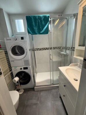 Douche, sèche-cheveux, serviettes fournies, savon