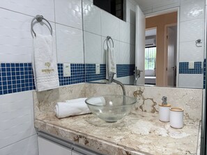 Apartment | Bathroom | Shower, hair dryer, towels, toilet paper