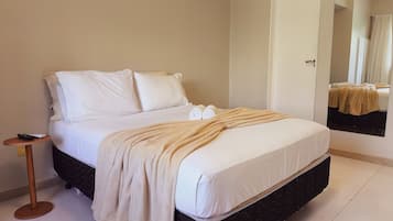 Hypo-allergenic bedding, blackout drapes, free WiFi, bed sheets