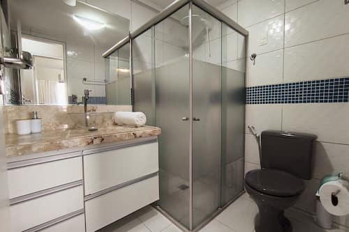 Apartamento | Banheiro | Chuveiro, secador de cabelo, toalhas de banho, papel higiênico