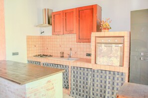 Réfrigérateur, four, plaque de cuisson, cafetière/bouilloire