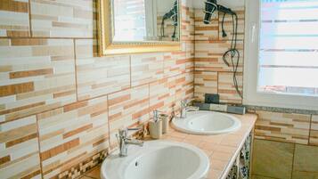 Hårføner og håndklær