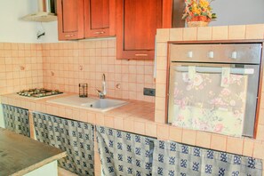 Kühlschrank, Ofen, Herdplatte, Wasserkocher mit Kaffee-/Teezubehör