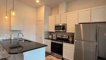 Ofen, Herdplatte, Geschirrspüler, Wasserkocher mit Kaffee-/Teezubehör