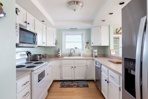 Fridge, microwave, oven, stovetop - Wide ocean views from Block Island to Newport Bridge,5 minutes to beaches, ferry (Narragansett)