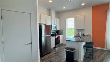 Kochgeschirr/Geschirr/Besteck, Esstisch