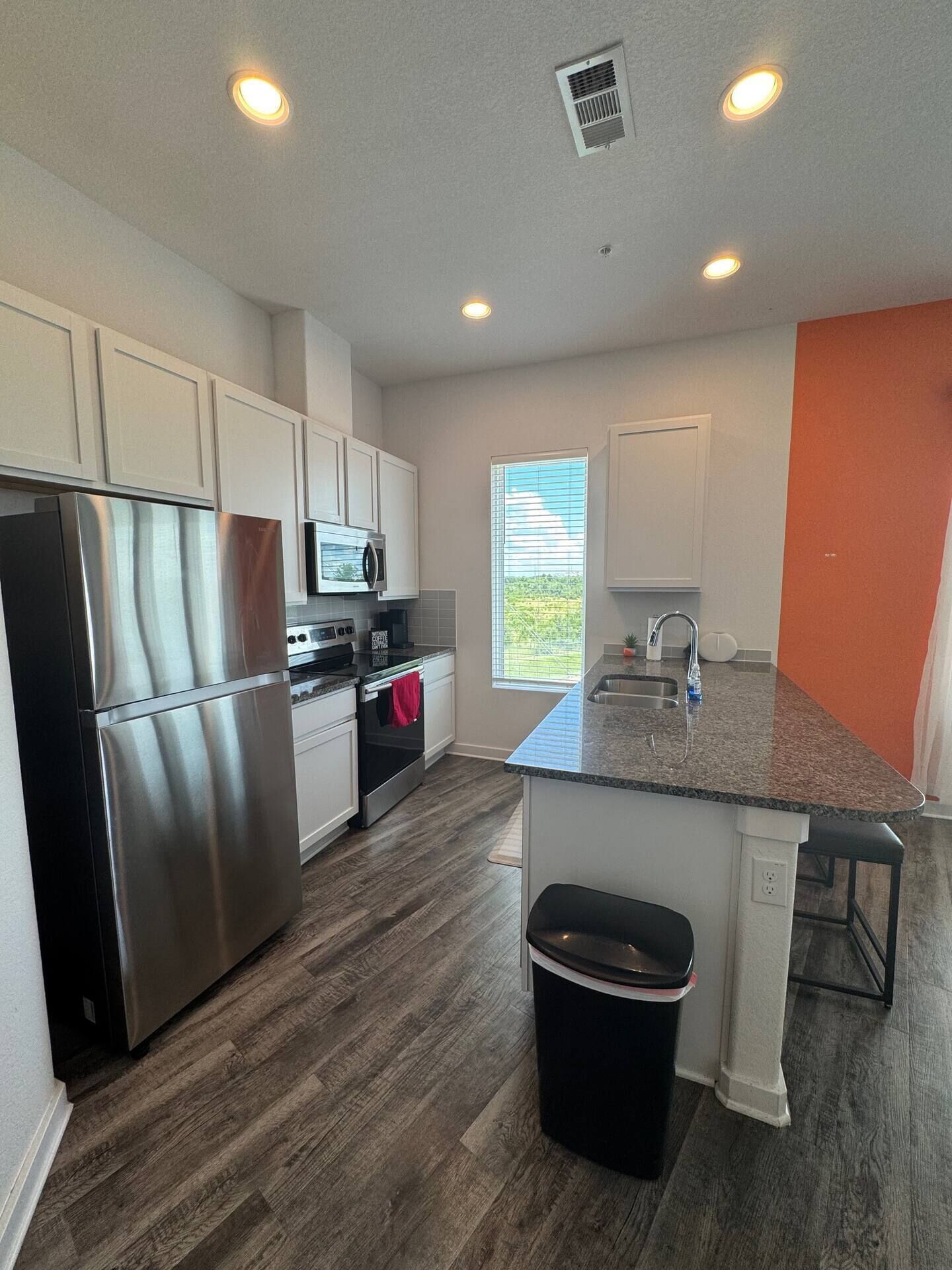 Cookware/dishes/utensils, dining tables