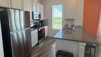 Køkkentøj/tallerkener/redskaber, spisebord