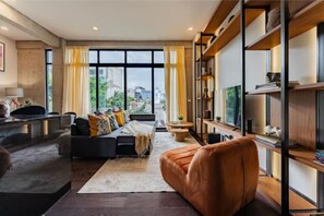 TV, stereo - Stylish Penthouse with Work Space & Terrace in Roma Norte (Ciudad de México)