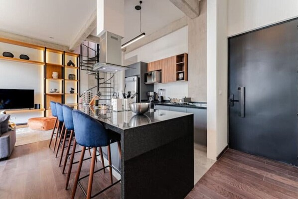 Fridge, microwave, oven, stovetop - Stylish Penthouse with Work Space & Terrace in Roma Norte (Ciudad de México)