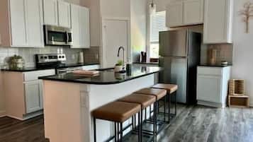 Kookgerei, borden en bestek, eettafels