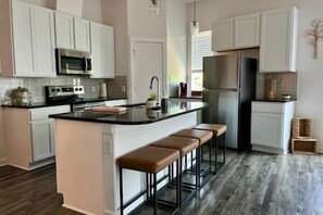 Cookware/dishes/utensils, dining tables