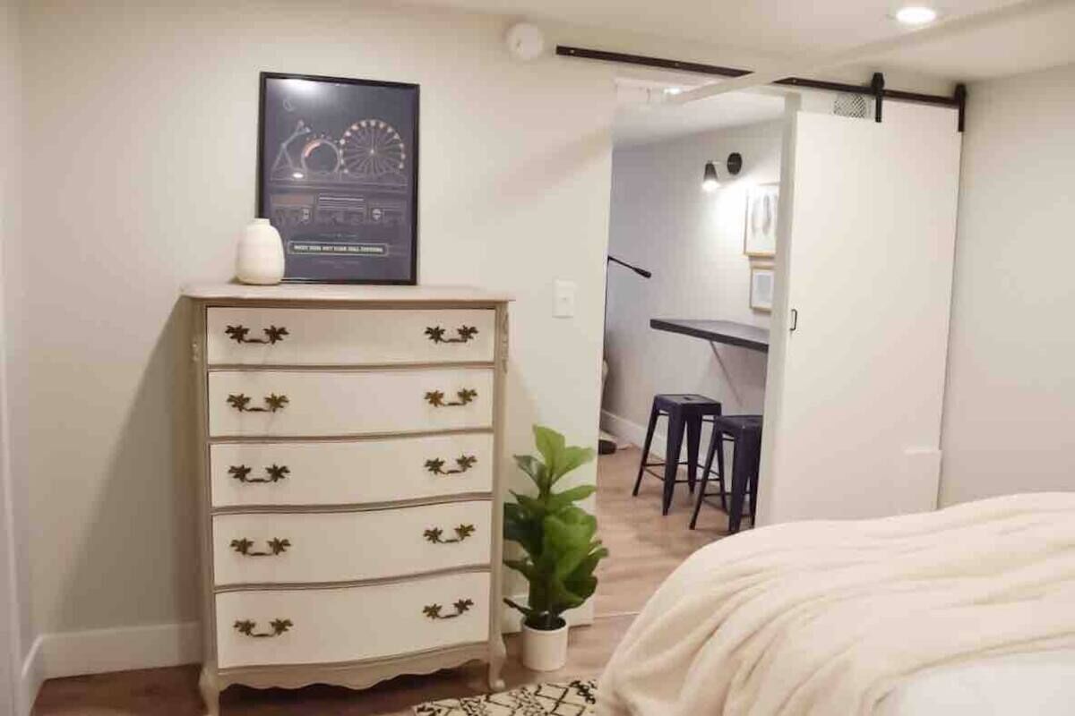 1 chambre, fer et planche à repasser, accès Internet