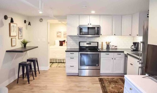 Superb apartment with charming Evansville, AC & Modern Amenities