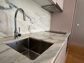 Réfrigérateur, micro-ondes, four, plaque de cuisson