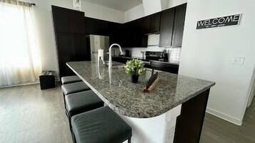 Cookware/dishes/utensils, dining tables