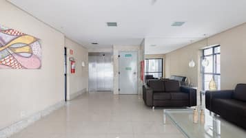 Apartamento básico | Saguão