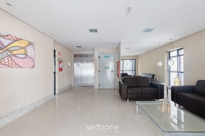 Apartamento básico | Saguão