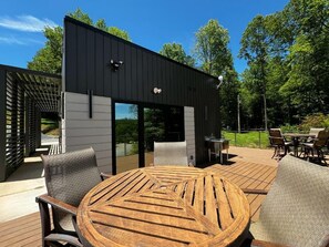 Outdoor dining - Mirror Cabin - Looking Glass (Balsam Grove)