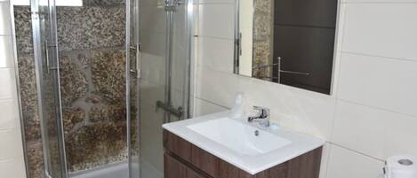 Dusj, hårføner, håndklær og såpe