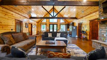 Kabin, Beberapa Tempat Tidur, hot tub, pemandangan gunung (Majestic High) | Area keluarga