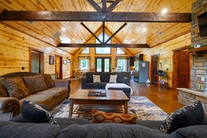 Cabane, plusieurs lits, bain à remous, vue montagne (Majestic High) | Coin séjour