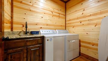 Kabin, Beberapa Tempat Tidur, hot tub, pemandangan gunung (Majestic High) | Laundry