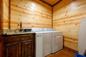 Cabane, plusieurs lits, bain à remous, vue montagne (Majestic High) | Blanchisserie